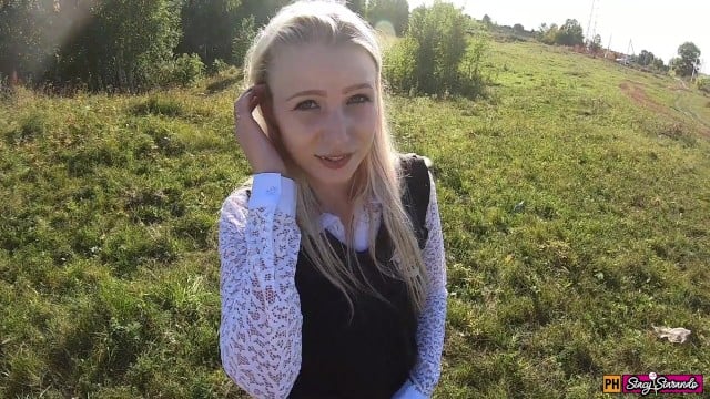 Красивая студентка в чулках по пути из колледжа сосет член и трахается с чуваком