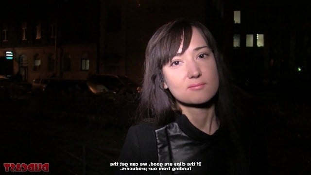 Русская девка распахивает манду и рот на нелегальном кастинге