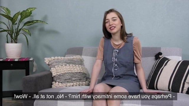 Скромная девушка проходит порно кастинг, мастурбируя пизду пальцами
